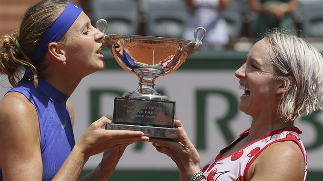 S trofej. ampionky. Bethanie Mattekov-Sandsov a Lucie afov (vlevo) slav titul z Roland Garros.