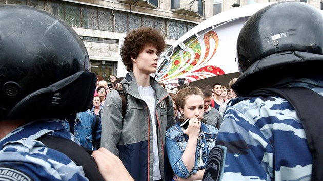 Rusk policie zatkla stovky demonstrant, kte v centru Moskvy protestovali proti zkorumpovanm pikm reimu (12. ervna 2017).