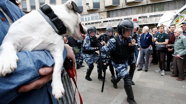 Rusk policie zatkla stovky demonstrant, kte v centru Moskvy protestovali proti zkorumpovanm pikm reimu (12. ervna 2017).