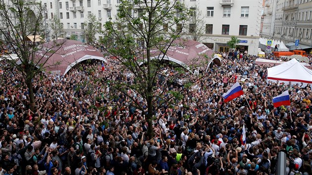 Rusk policie zatkla stovky demonstrant, kte v centru Moskvy protestovali proti zkorumpovanm pikm reimu (12. ervna 2017).