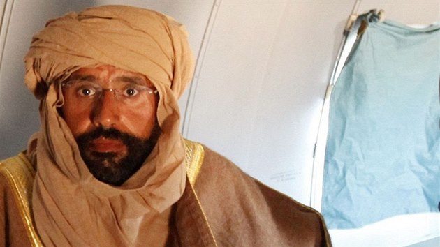 Kaddfho syn Sajf Islm v letadle, kter ho dovezlo do Ziltnu. Na sob m tradin oblek kmene Tuarg. (19. listopadu 2011)