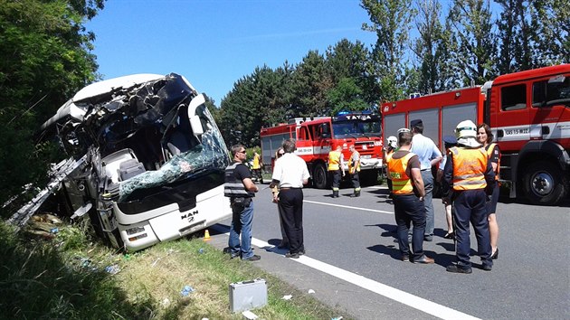 idi autobusu s tm pti destkami cestujcch vyjel na dlnici D35 mimo silnici a narazil do nkolika strom, pot sten sjel do pkopu. Zranily se vce ne dv destky lid.