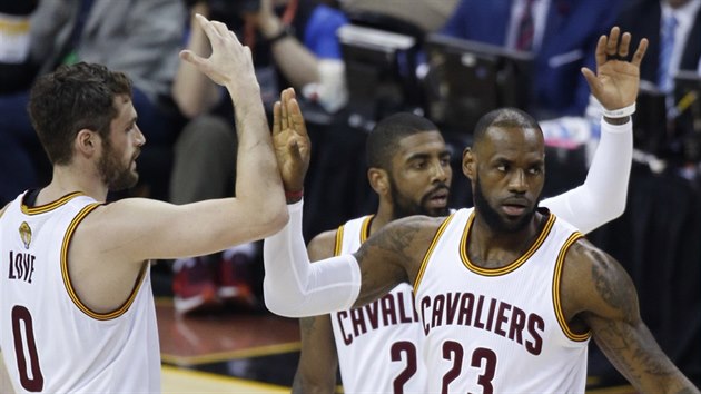 Kevin Love, Kyrie Irving a LeBron James (zleva) oslavuj ko Clevelandu.