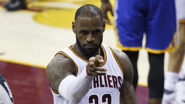 LeBron James z Clevelandu oslavuje finlovou trefu svho tmu.