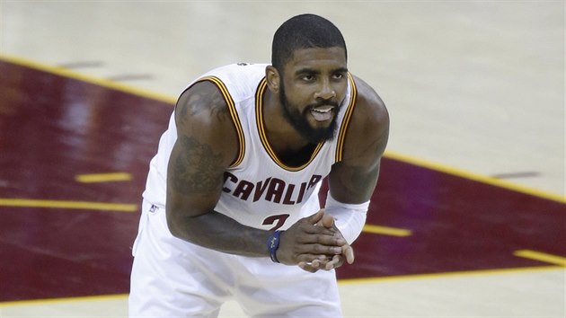 Kyrie Irving hecuje clevelandsk spoluhre.