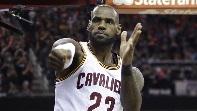 LeBron James z Clevelandu oslavuje spnou akci.