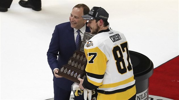 Sidney Crosby z Pittsburghu pebr Conn Smythe Trophy pro nejuitenjho hre play-off, pedal mu ji komision soute Gary Bettman.