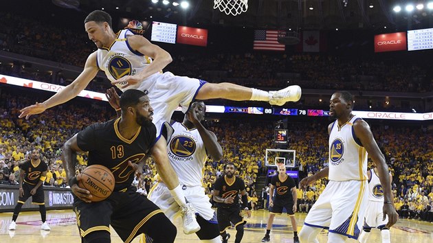 Klay Thompson z Golden State pepadv pes svho jmenovce Tristana Thompsona z Clevelandu.