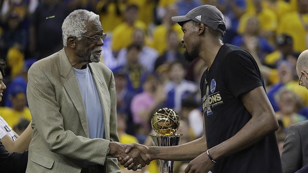 Bill Russell blahopeje Kevinu Durantovi k ocenn nejuitenjho hre finlov srie NBA.