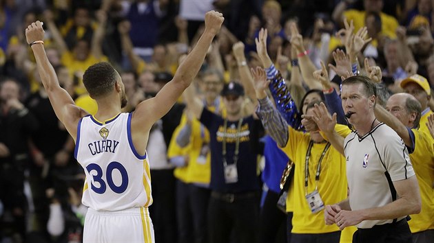 Stephen Curry se raduje spolen s fanouky Golden State Warriors.