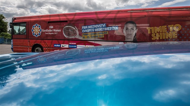 Ilona Burgrov coby tv mistrovstv Evropy basketbalistek na krlovhradeckm autobusu