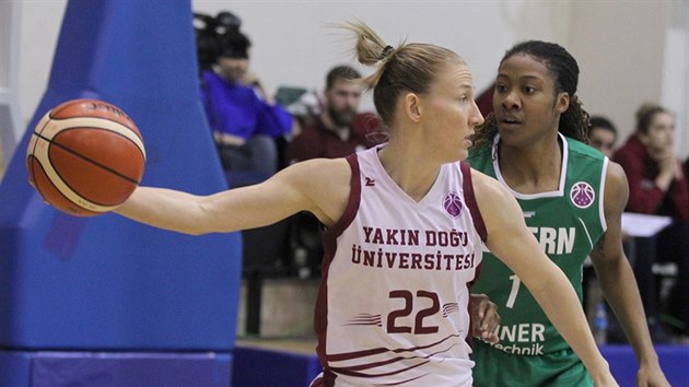 Courtney Vanderslootov (vlevo) v dresu Yakin Dogu Universitesi v souboji s Jasmine Thomasovou z Kelternu.