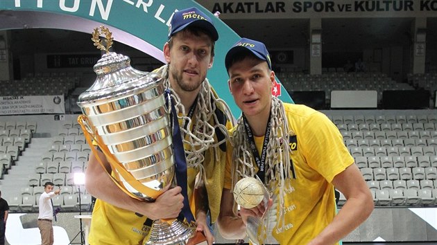 Jan Vesel (vlevo), Bogdan Bogdanovi z Fenerbahce a pohr pro vtze tureck ligy