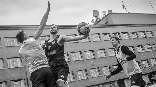 Ivo Pavlik zakonuje na turnaji Chance 3x3 Tour v Hradci Krlov pes imona Jeka, sleduje je Jan Kivnek.