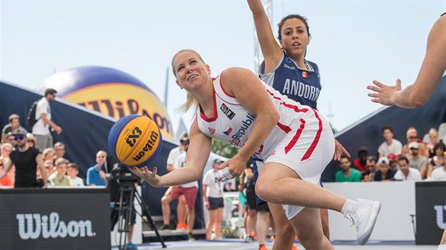 esk basketbalistka Michaela Uhrov (v blm) na MS 3x3 akrobaticky zakonuje po faulu soupeky z Andorry.