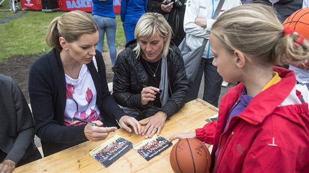 Eva Hlavkov Vtekov (vlevo) a Hana Horkov se podepisuj malm fanynkm.