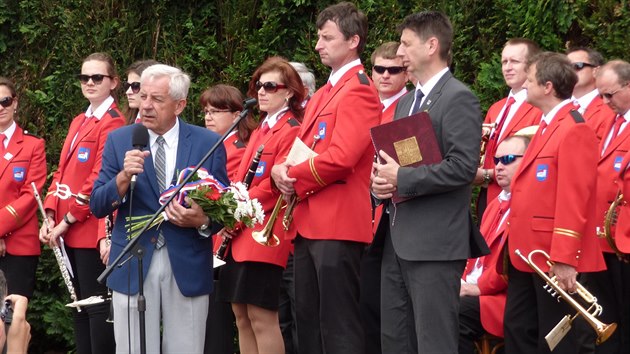 Pietn akt v Bohdan u ervenho Kostelce pipomnl 75 let tragickch udlost. Na snmku poslanec Leo Heger a starosta ervenho Kostelce Rostislav Petrk (11. 6. 2017).