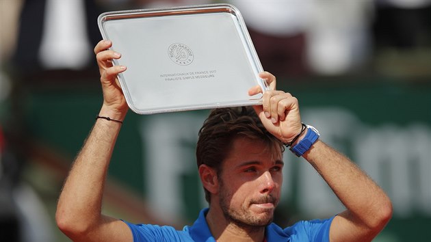 Stan Wawrinka s trofej pro poraenho finalistu Roland Garros.