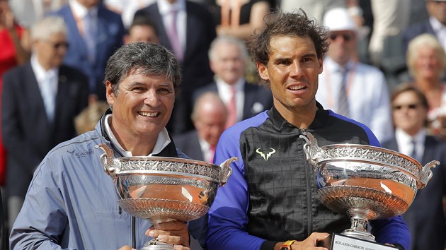 Rafael Nadal a jeho strek Toni Nadal (vlevo) s trofejemi pro vtze Roland Garros.