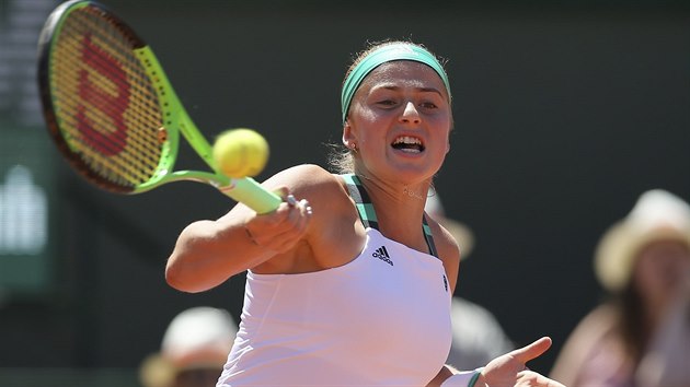 FORHEND. Jelena Ostapenkov returnuje ve finle Roland Garros.