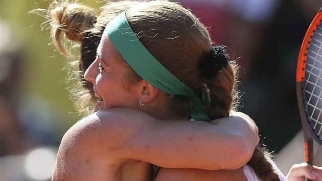 Simona Halepov (vlevo) gratuluje Jelen Ostapenkov k triumfu na Roland Garros.