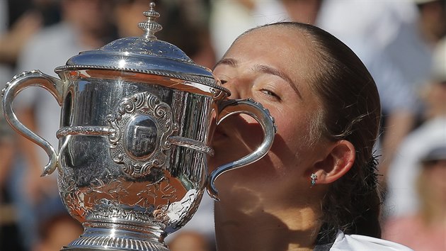 PUSU NA TO! Jelena Ostapenkov lb trofej pro vtzku Roland Garros.