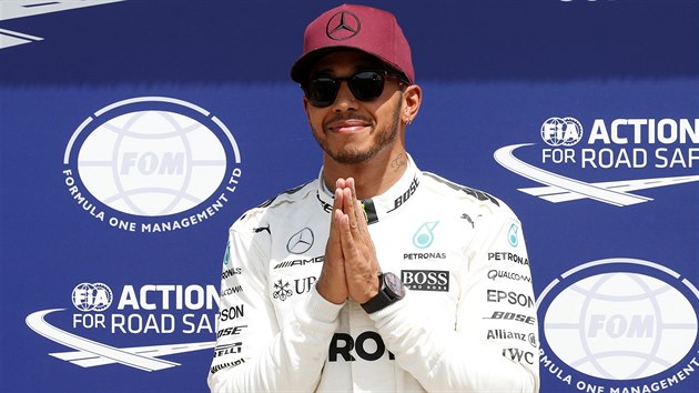 Lewis Hamilton slav triumf v kvalifikaci na Velkou cenu Kanady.