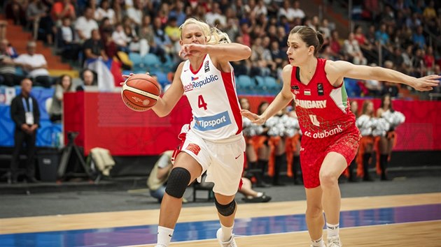 esk basketbalistka Michaela Stejskalov u me v utkn proti Maarsku. Sth ji Zsfia Fegyvernekyov.