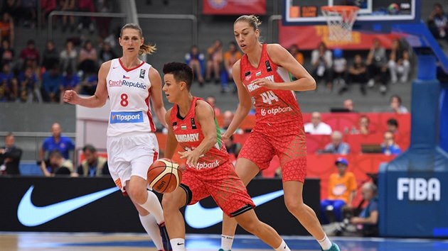 esk basketbalistka Ilona Burgrov (v blm) v utkn proti Maarsku. Unik j Dra Medgyesyov, v pozad Bernadett Hatarov.