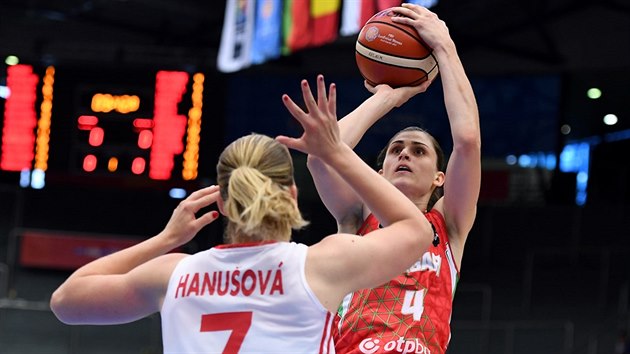 esk basketbalistka Alena Hanuov (v blm) brn v utkn proti Maarsku. Stl pes ni Zsfia Fegyvernekyov.