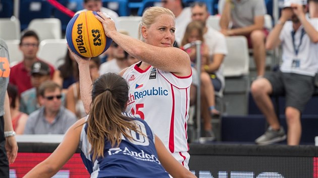 esk basketbalistka Michaela Uhrov u me v utkn na mistrovstv svta 3x3 proti Andoe.