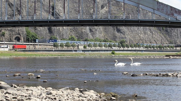 Vysychajc koryto eky v st nad Labem.