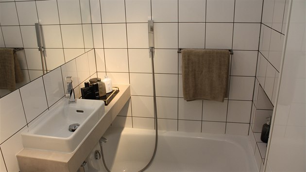 Do koupelny velk necelch 2,5 metru tverench je zakomponovna vana, toaleta, umyvadlo a rozshl lon prostor ukrvajc bojler na ohev vody, ko na prdlo a toaletn poteby.