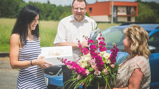 Sande se dky pomoci svateban splnilo velk pn. Dostala auto. Mylenka se zrodila v hlav Anety Nowokov (na fotografii vlevo).