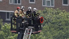 Hasii u budovy Grenfell Tower v Londýn, kterou pohltil poár. (15.6. 2017)