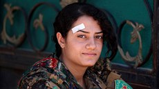 Kurdská bojovnice SDF v Rakká (15. ervna 2017)