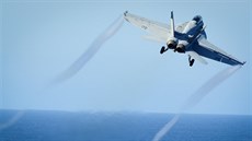 Americký stroj F/A-18E Super Hornet startuje z letadlové lodi USS Nimitz (29....