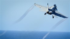 Americký stroj F/A-18E Super Hornet startuje z letadlové lodi USS Nimitz (29.... Americký stroj F/A-18E Super Hornet startuje z letadlové lodi USS Nimitz (29....