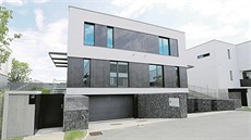Dům v pražské Hostivaři, jehož oficiálním spolumajitelem je syn Radovana... Dům v pražské Hostivaři, jehož oficiálním spolumajitelem je syn Radovana...