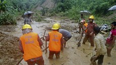 Bangladéš postihly záplavy a sesuvy půdy. (14. 6. 2017) Bangladéš postihly záplavy a sesuvy půdy. (14. 6. 2017)