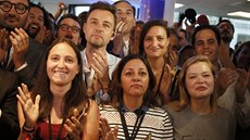 Příznivci REM se radují z výsledků parlamentních voleb. (18. 6. 2017) Příznivci REM se radují z výsledků parlamentních voleb. (18. 6. 2017)