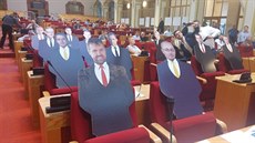 Pražští zastupitelé za TOP 09 opustili během jednání sál, na místě nechali své... Pražští zastupitelé za TOP 09 opustili během jednání sál, na místě nechali své...