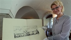 Jana Kolouchová, kurátorka výstavy, ukazuje jeden z původních návrhů kláštera. Jana Kolouchová, kurátorka výstavy, ukazuje jeden z původních návrhů kláštera.