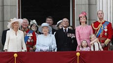 Členové britské královské rodiny na balkonu Buckinghamského paláce během... Členové britské královské rodiny na balkonu Buckinghamského paláce během...