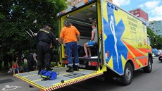 Záchranáři preventivně zkontrolovali 27 lidí kvůli požáru bytu na Černém Mostě... Záchranáři preventivně zkontrolovali 27 lidí kvůli požáru bytu na Černém Mostě...