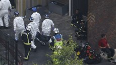 Záchranái zasahují po poáru budovy Grenfell Tower v Londýn (14.6.2017)