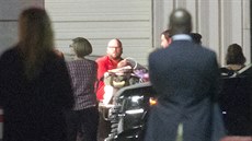 Amerití lékai peváejí proputného Otto Warmbiera do nemocnice (13.6.2017)