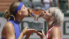 S trofejí. ampionky. Bethanie Matteková-Sandsová a Lucie afáová slaví titul...