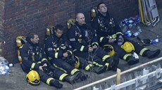 Hasii odpoívají bhem zásahu u Grenfell Tower (14. ervna 2017)