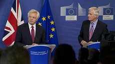 Britský ministr pro brexit David Davis (vlevo) a hlavní vyjednavač EU Michel... Britský ministr pro brexit David Davis (vlevo) a hlavní vyjednavač EU Michel...